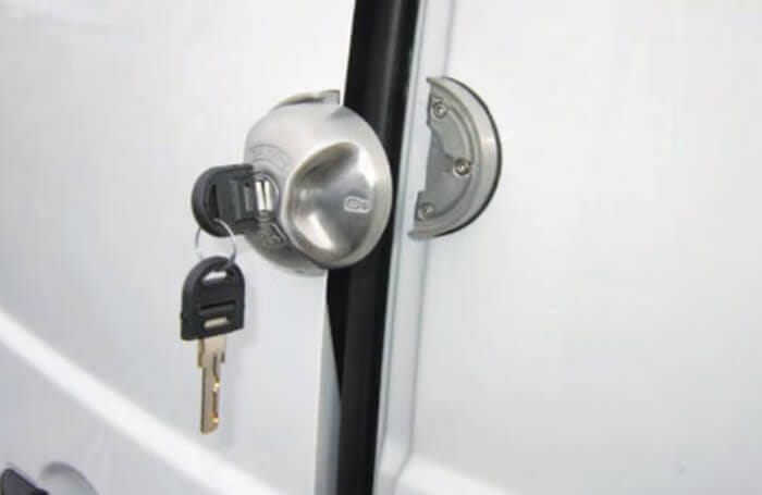 Systèmes de sécurité pour la protection des utilitaires Altus