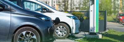 Voiture électrique en cours de recharge