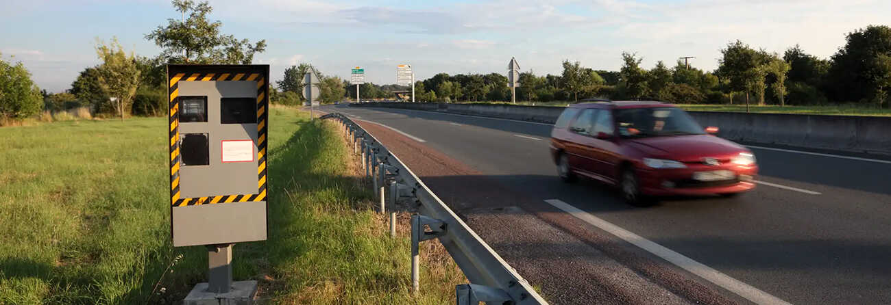 Radar automobile fixe sur route nationale